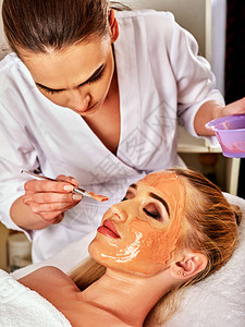 胶原蛋白面膜面部皮肤治疗女人在美容院接受整容手术背景上有保湿霜的瓶子针图片