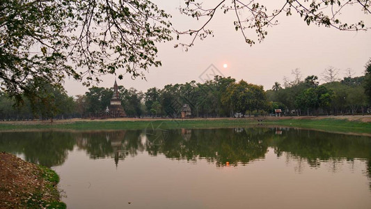 日落反映在泰国教科文组织遗产所在地Sukhothai历史图片