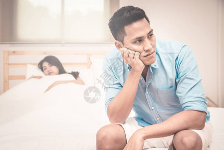 年轻的亚洲情侣恋人吵架家庭问题和不快乐概图片