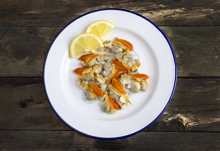 盘子上的柠檬天然蛤蜊图片