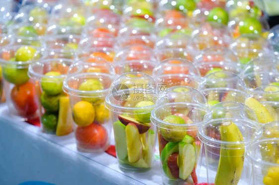 在泰国本地市场使用橙黄瓜苹果眼镜的清凉夏季饮料滑冰图片