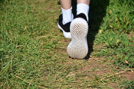 夏日穿着运动鞋的跑腿男孩图片