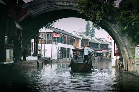 人文历史,上海朱甲岛市传统旅游船和历史建筑背景