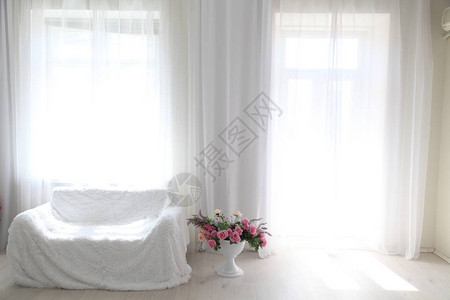 室内白房沙发花窗透光1图片