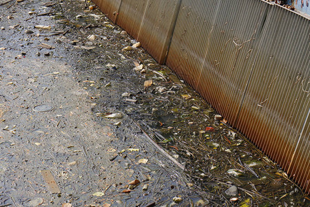 坏环境废物垃圾在运河中图片