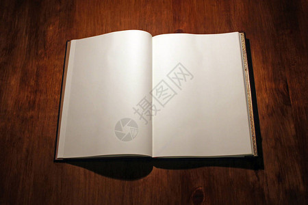 打开一张木桌上的空白书图片