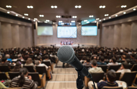 会议厅的麦克风会议厅或研讨室的背景图片