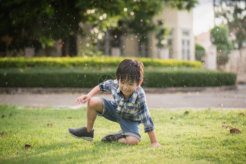 可爱的亚洲小孩在雨下图片