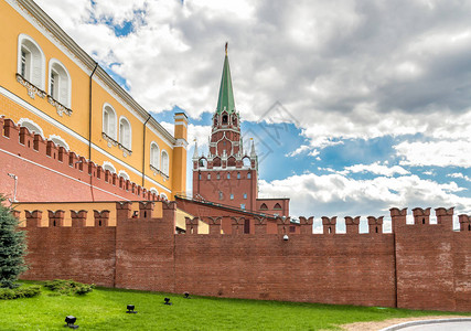 Borovitskaya塔与克里姆林宫红砖墙在俄罗斯联邦莫斯科亚历山大花园AlexanderGard图片