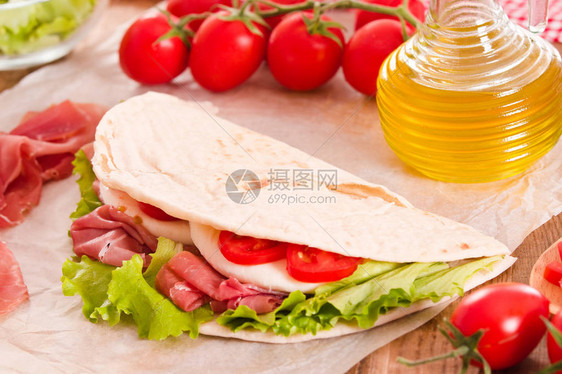 Piadina配火腿和生菜图片