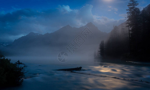 美妙的Kucherlinsky湖晚上在俄罗斯阿尔泰山别鲁哈山图片