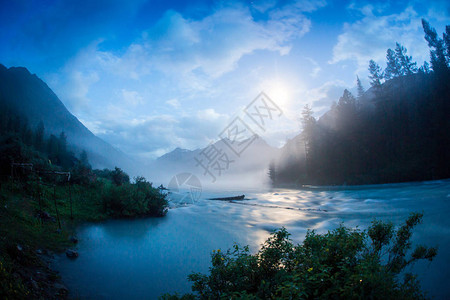 美妙的Kucherlinsky湖晚上在俄罗斯阿尔泰山别鲁哈山图片