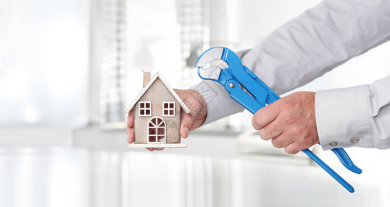 手牵与房屋和管道扳手安装和建造家居服务图片