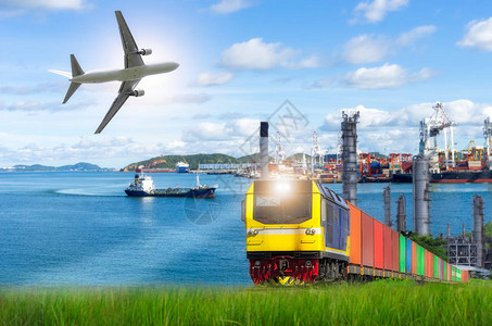 以港口和商用飞机为背景的铁路货运集装图片