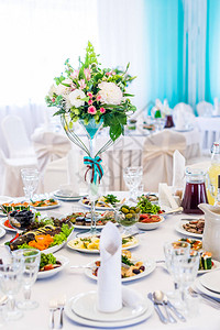 节日婚礼的餐桌装饰着美丽的花图片