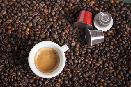 咖啡豆上的咖啡垫图片