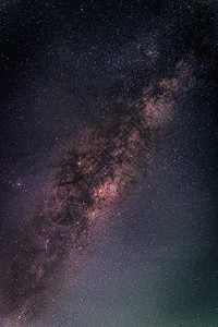 银河系与银河系的横向景观夜空与恒星图片