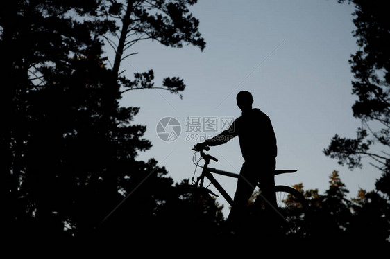 一个骑自行车的人在天空背图片