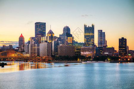 匹兹堡城市景观与早晨的俄亥河图片