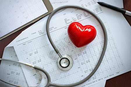 带有红心形的脉动镜和年度心脏健康检查报告医疗保图片