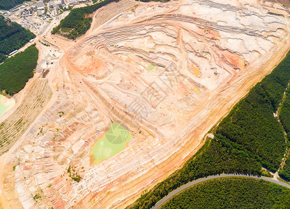 对Kaznejov高岭土采石场的鸟瞰图它是欧洲同类中最大的采石场重工业从上面捷克共图片