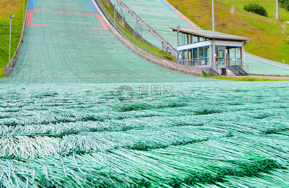 干滑雪坡或人工滑雪坡特写这个滑雪场使用在室温下稳定的材料图片