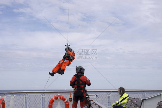 丹麦皇家空军救援直升机M514在前往丹麦莱索岛的途中图片