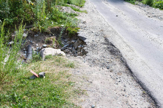 道路上的一个危险地方被雨水冲刷得很大图片