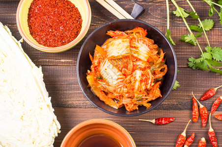Kimchi韩国超级食品在木桌上图片