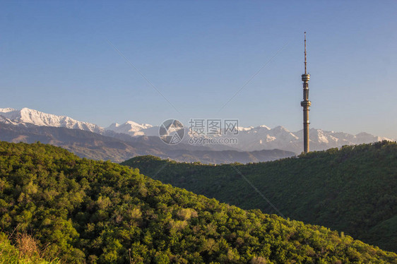 Kokbe山丘和山地风景在春天哈萨克图片