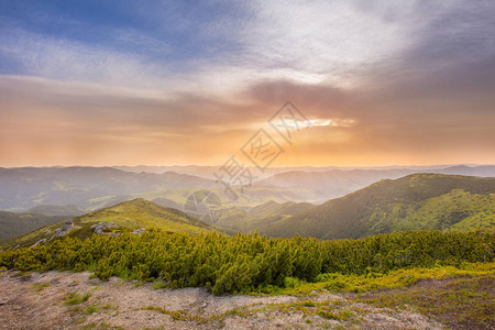 山中的夏日风景日出hdr照片图片