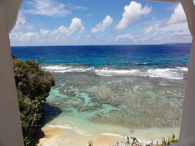 在北马里亚纳群岛塞潘悬崖顶看到拉德尔海滩清澈的水域和珊瑚形成图片