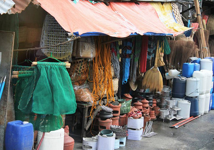 菲律宾街边一家传统商店出售各种家居用品图片