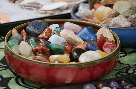 圆碗中的彩色半宝石和宝石图片