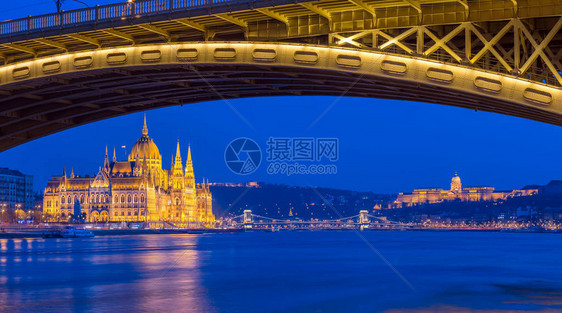 匈牙利布达佩斯匈牙利议会在蓝色时段与Szechenyyi连链桥和布达城堡图片