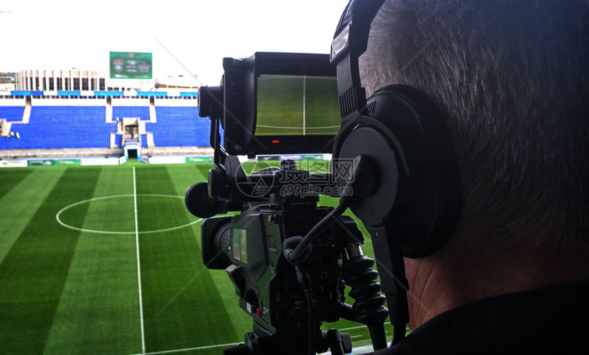 通过足球录像回放技术裁判精准还原争议进球过程