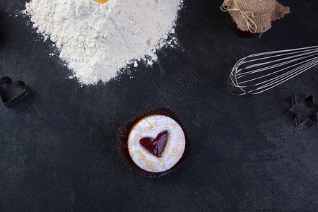 心胸红果酱和冰粉糖的糕饼干桌上有食背景图片