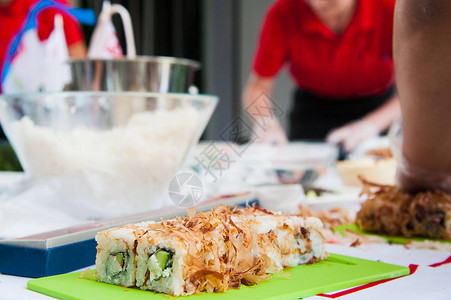 手用米饭鲑鱼和紫菜做寿司图片
