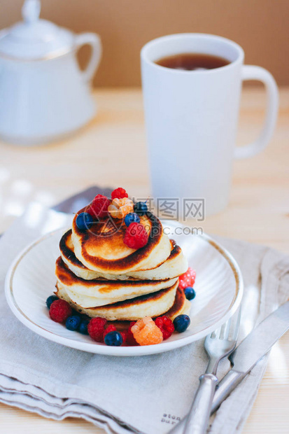 早餐红煎饼和新鲜莓果草莓图片