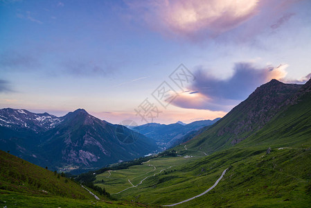 通往意大利高山口的土山路ColledelleFinestre日落时的广阔景色图片