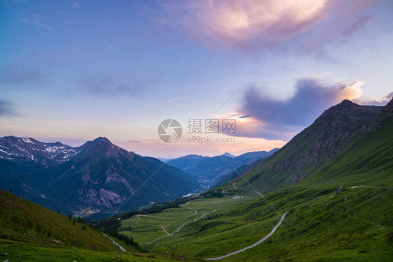 通往意大利高山口的土山路ColledelleFinestre日落时的广阔景色图片