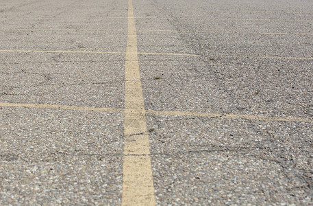 黄线标出沥青地段的停车位图片