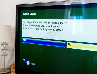 您要开始软件更新吗在现代电视屏幕上图片