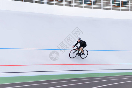 一个骑自行车的骑手着自行车在开放的空气中图片