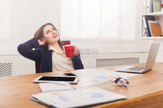 在现代办公室工作的地方空着咖啡复印空间的女商业妇女们坐上休息图片