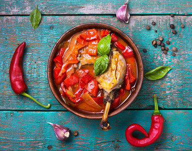 匈牙利国餐菜配胡椒和肉图片