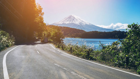 日本富士山和河口湖的高速公路边日本的公图片