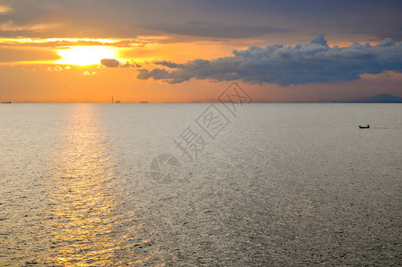 在海滩的日落太阳落入大海在北海岸的日落明亮的图片