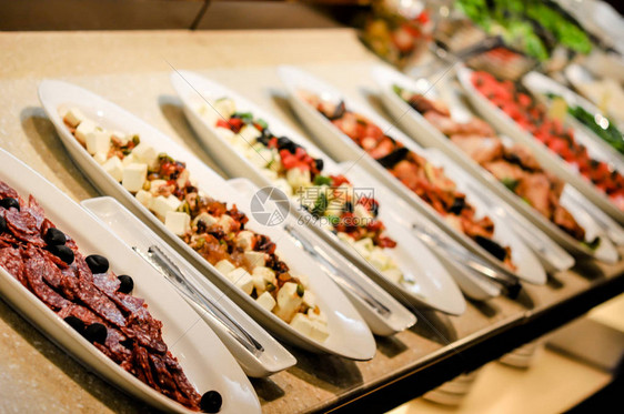 五星酒店的餐饭食物饭店装饰品自助餐菜盘子概念图片