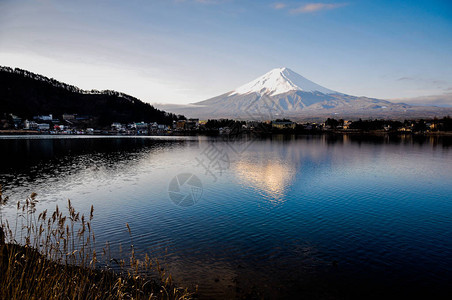 秋天的富士山河口湖雪景图片